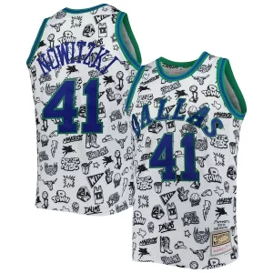Carino Dirk Nowitzki Dallas Mavericks 1998/99 Hardwood Classics Doodle Swingman Jersey White  per i veri fan